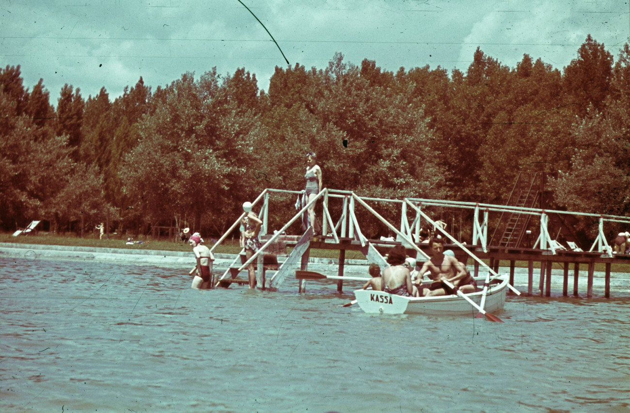 Magyarország,
Balatonkenese
strand a Székesfővárosi tisztviselők üdülőtelepe (később Honvéd üdülő) előtt.(
Év
1940
Képszám
20816
Fotó adományozó
Fortepan)