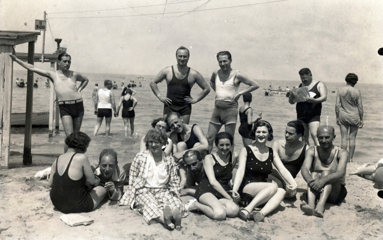 Siófok
strand.
(Év
1932
Képszám
159446)
Fotó adományozó
Lugosi Szilvia / Fortepan