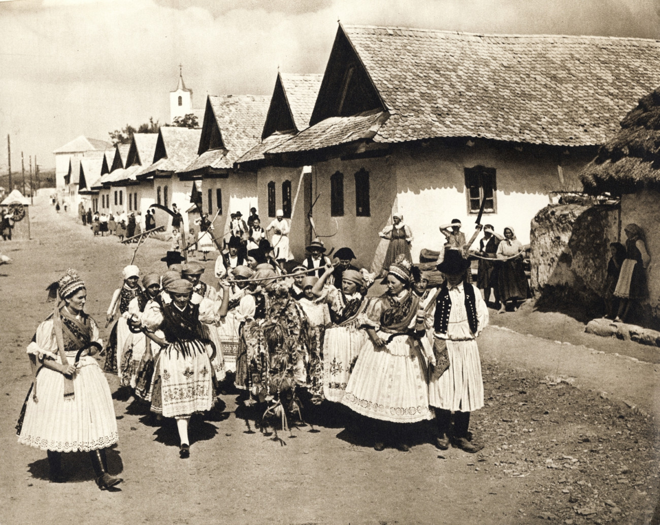 Kossuth Lajos út, háttérben a Szent Ilona-templom. Aratóünnep. Év
1940 (Fotó adományozó: Buzinkay Géza)