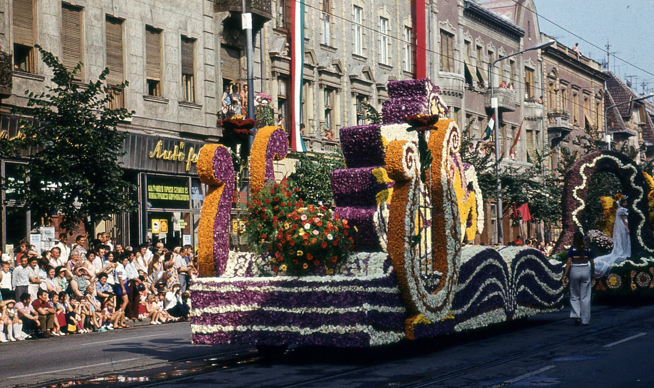 Magyarország,
Debrecen
Piac utca (Vörös Hadsereg útja), Virágkarnevál.
Év
1974
Képszám
268597
Fotó adományozó
Hajdu Richárd