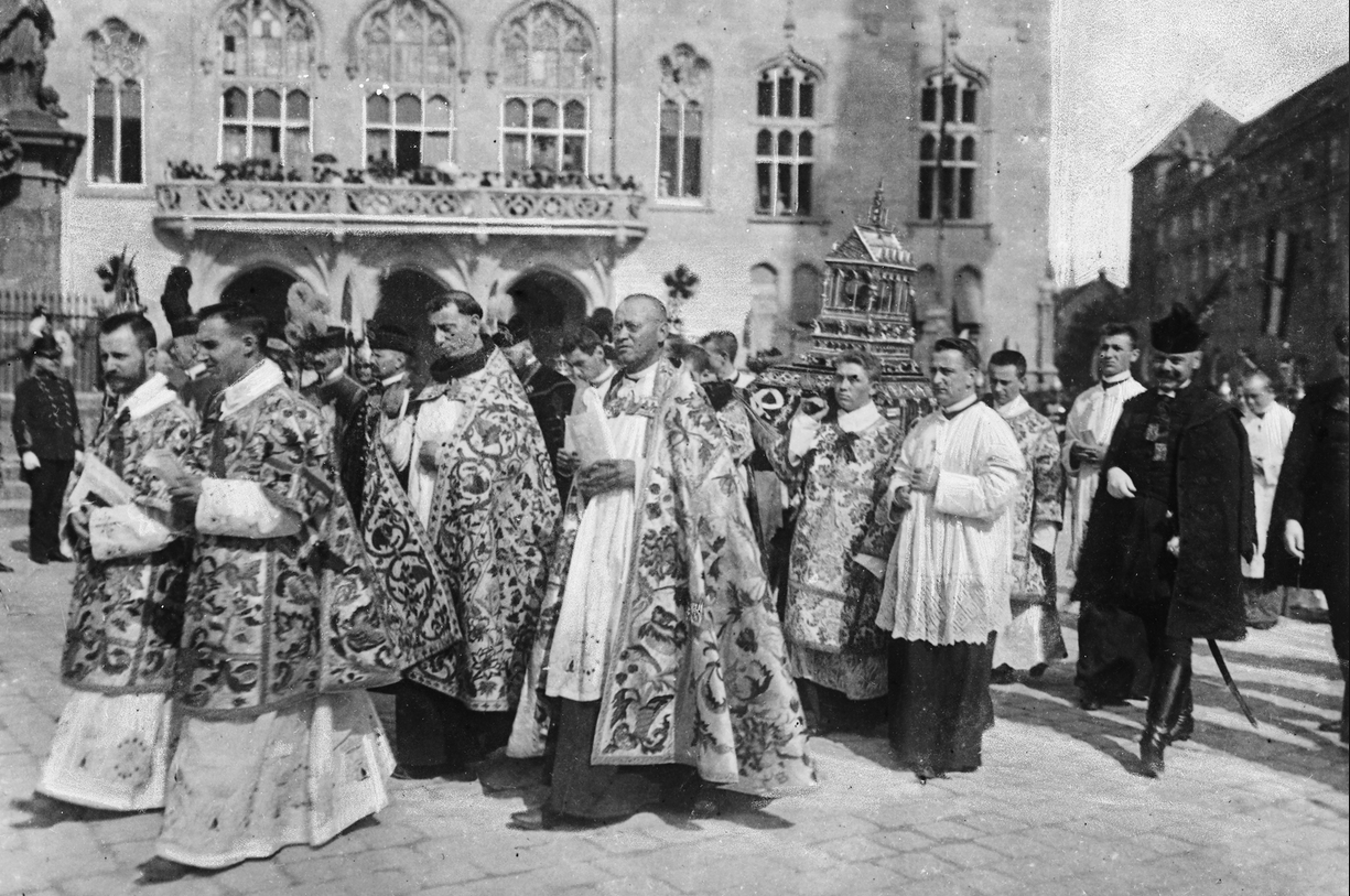 Magyarország,
Budapest I.,
budai Vár
Szentháromság tér, Szent Jobb körmenet résztvevői a Mátyás-templom előtt, Szent István napján. Háttérben a Pénzügyminisztérium épülete
Év
1904
Képszám
277705
Fotó adományozó
Deutsche Fotothek / Brück und Sohn