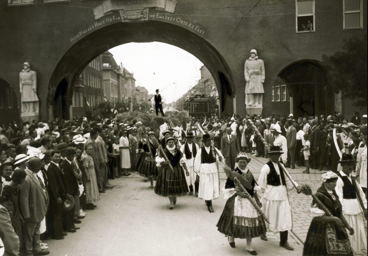 Magyarország,
Szeged
Aradi vértanúk tere (Gizella tér), szemben a Hősök kapuja. Aratók felvonulása.
Év
1937
Képszám
118789
Fotó adományozó
Uj Nemzedék napilap