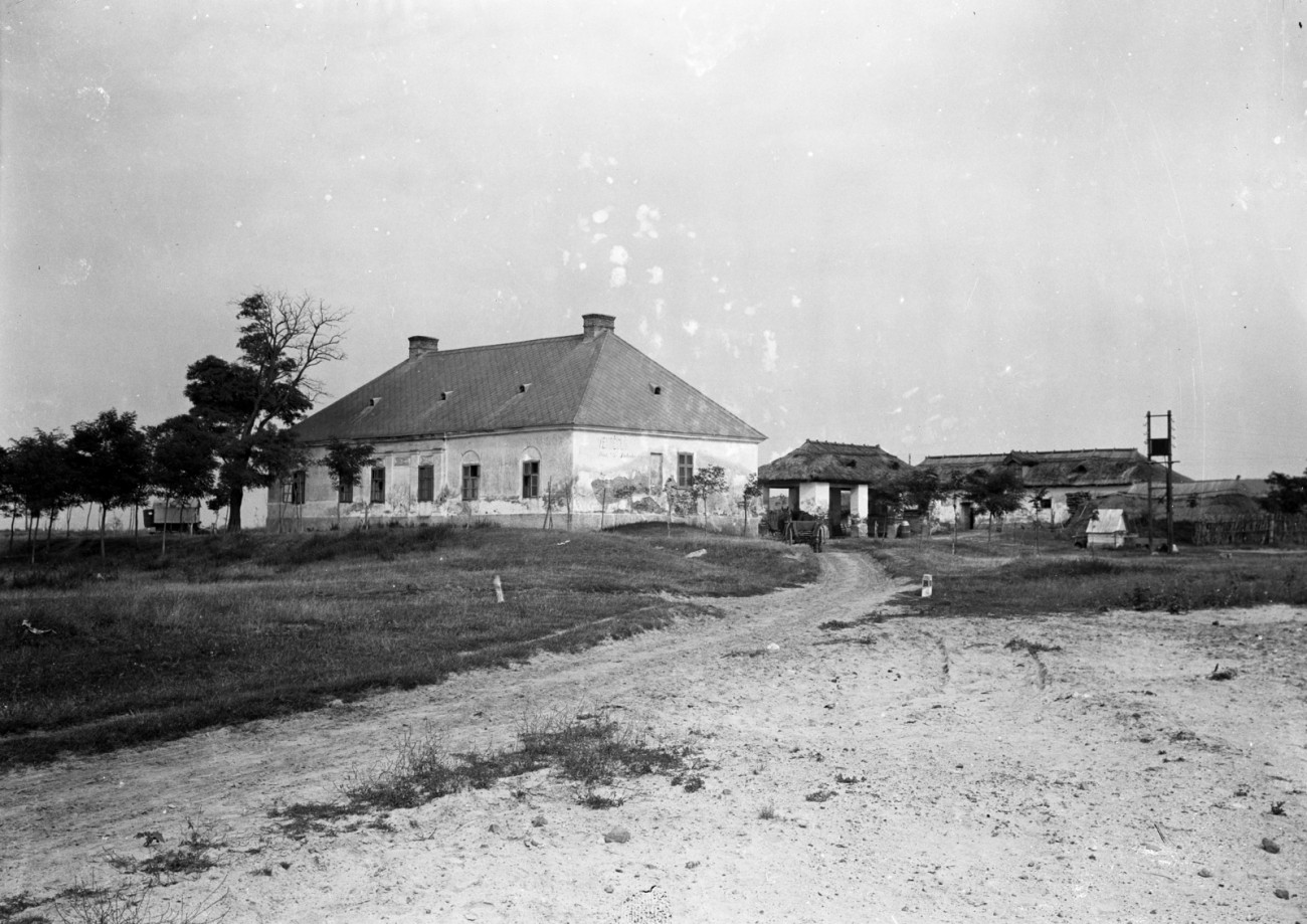 A szántódi
révcsárda Év:
1900
Fotó: adományozó
Magyar Műszaki és Közlekedési Múzeum / BAHART Archívum / Fortepan