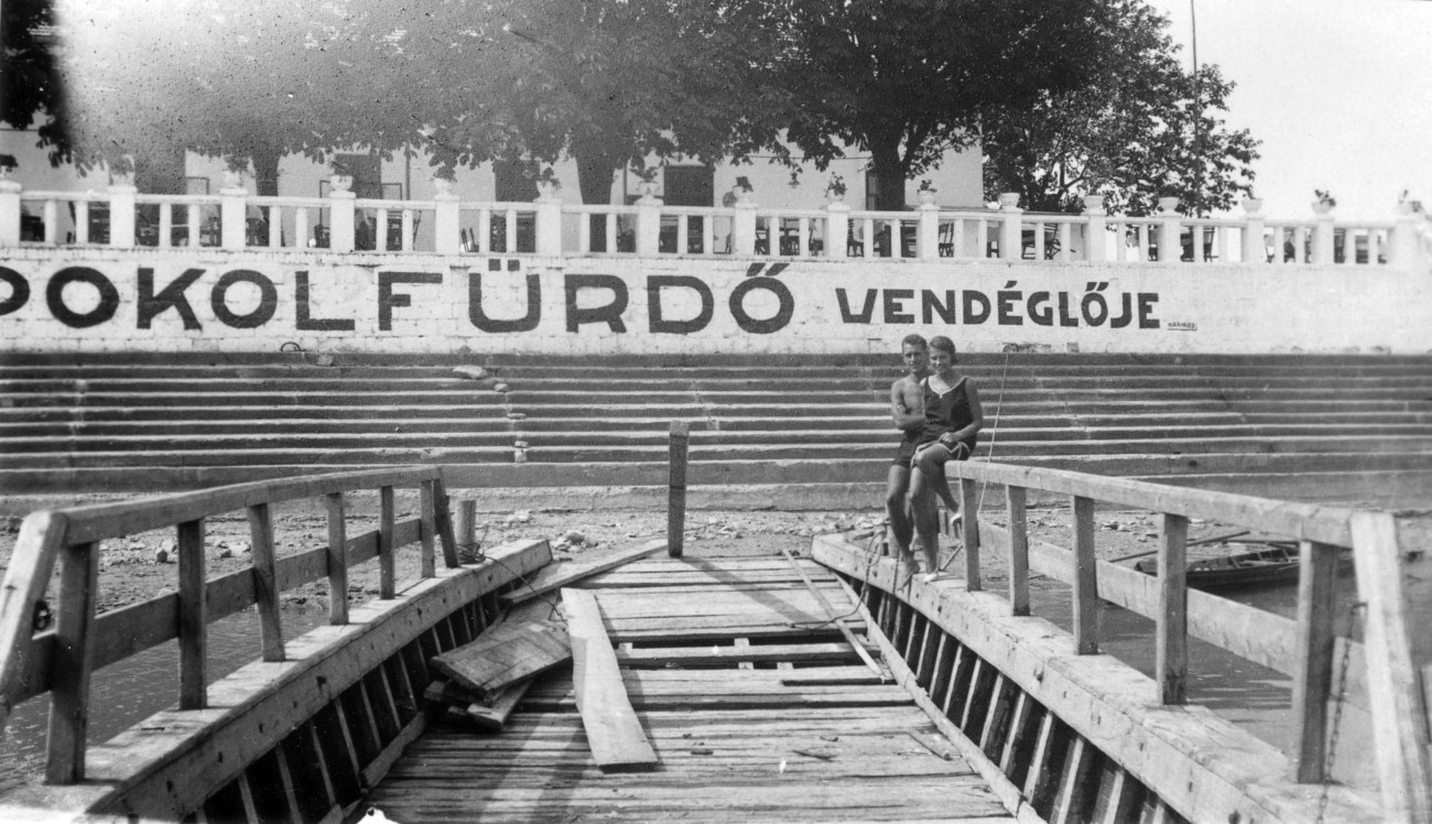 Szentendrei-sziget,
Tahitótfalu
Duna-part, Pokolfürdő vendéglője (Pokol csárda) a Váci-rév mellett.
Év:1935
(Fotó adományozó:A R)