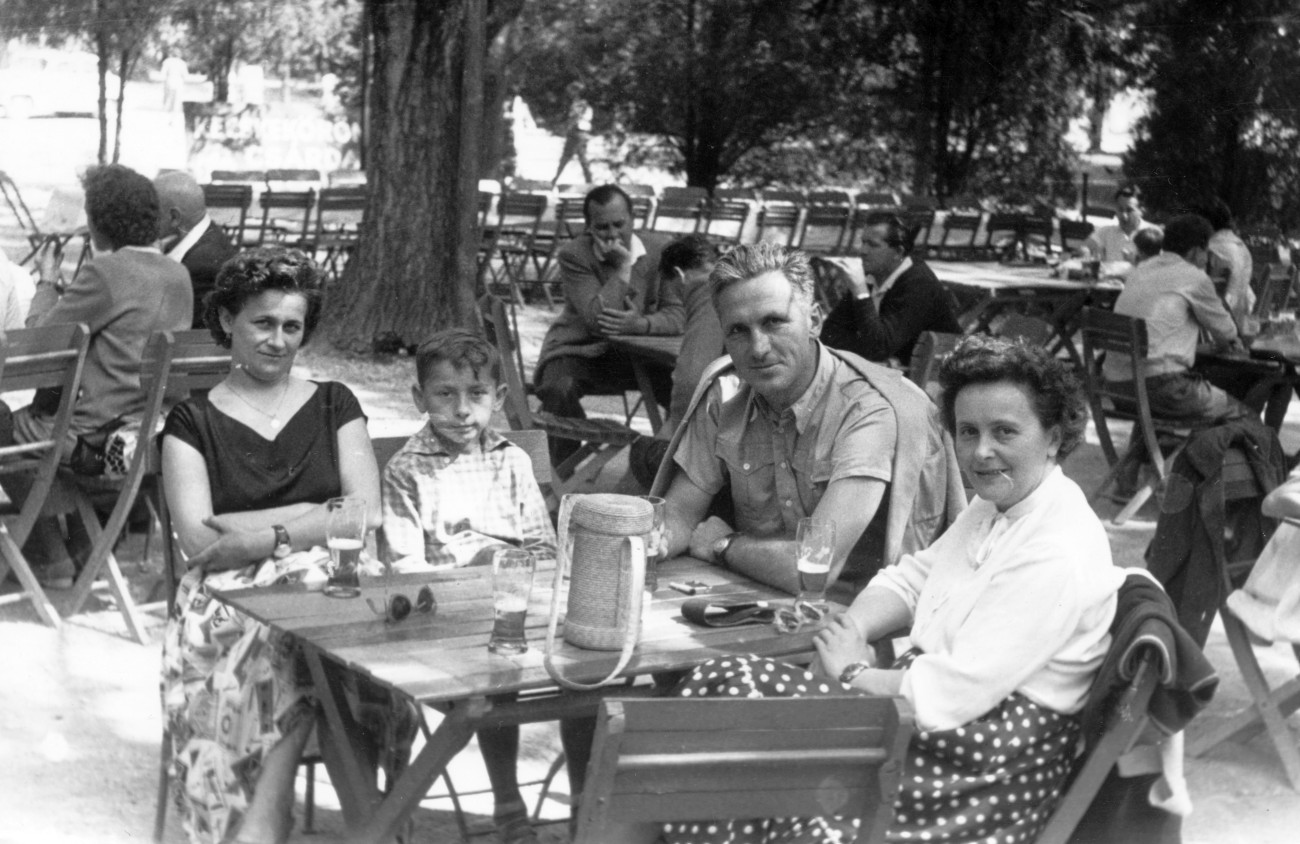 Tihanyi
Kecskeköröm csárda.
Év:1955
Fotó adományozó: Bejczy Sándor / Fortepan