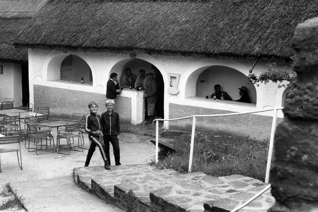 Balaton,
Tihany
Kossuth Lajos utca 19., Kecskeköröm csárda.
Év:1974
Fotó adományozó: Chuckyeager tumblr / Fortepan